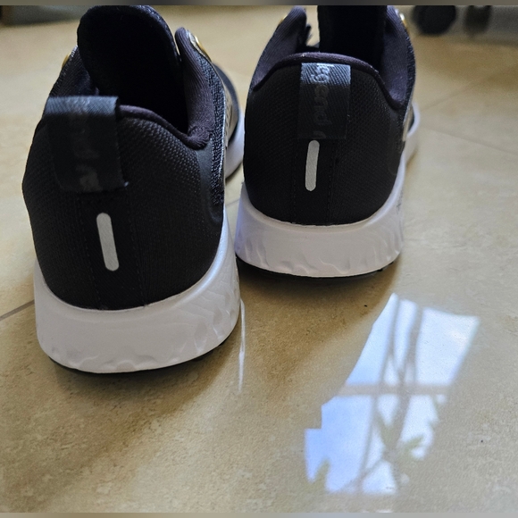 Nike Legend React Black Metallic Gold running shoes size Youth 4.5 - Picture 5 of 7